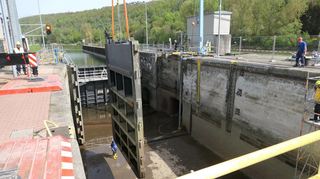Arbeiten an der Schleuse Eichel: Die Tore werden per Kran in die Schleusenkammer gehoben.