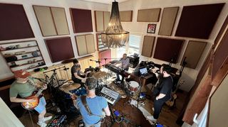 Laith Al-Deen (r.) bei der Live-Probe mit (v. l.) Andie Mette, Dave Mette, Tobi Reiss und Frieder Gottwald (von hinten) in Pfinztal.
