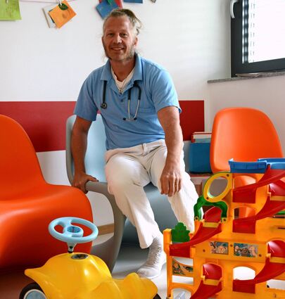 Kinderarzt Martin Englert im Wartezimmer der Praxis im Medizinischen Versorgungszentrum Tauberfranken.