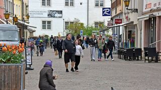 Bettler sind in der Bad Mergentheimer Innenstadt keine Seltenheit. Hin und wieder ist auch ein Hund dabei.