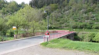 Die Tauberbrücke bei Waldenhausen soll saniert oder neu gebaut werden. In der Ortschaftsratssitzung ging es um Lösungen für eine dafür nötige monatelange Vollsperrung des Übergangs.