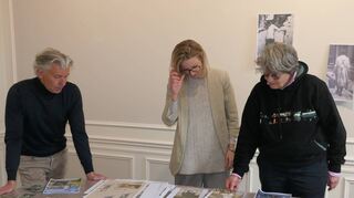 Über die Vielfalt an Darstellungen, die Helene von Oldenburg (rechts) für ihre Werke zu Wertheim im Rahmen des Stipendiums „Arts in Residence“ nutzt, freuen sich Johannes Schwab und Ina Nolte.