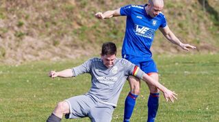 Leidenschaftlich wie Florian Deuser (l.) gegen Robin Härter (Gommersdorf II) werden die Erftäler gegen die Verbandsliga-Reserve des VfR kämpfen müssen.