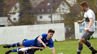 Der FC Zimmern (in Blau Martin Reinhardt) ist derzeit der Überflieger in der Kreisliga – und hat auch vor dem Gastspiel in Eberstadt gar keinen Bammel.