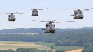 NH90-Transporthubschrauber im Schwarmflug.