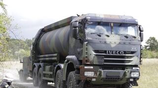 Ein geschütztes Tankfahrzeug bei der Anfahrt.