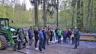 Erstes Treffen im Wald: Hariolf Scherer erläutert das Vorgehen und was im Einzelnen auf die Jugendlichen zukommt.