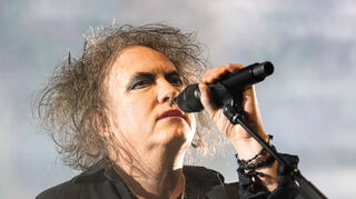 Der Frontmann von The Cure bei einem Konzert 2022.