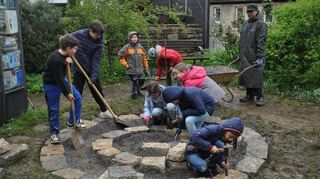 Langsam aber sicher nimmt die Kräuterschnecke Form an, die von den Jugendlichen in Unterwittighausen im Pfarrgarten angelegt wird.