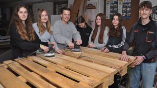 Mit strahlenden Gesichtern wird bei der 72-Stunden-Aktion im Main-Tauber-Kreis gearbeitet. Dabei packen alle kräftig an, wenn es wie etwa in Tauberbischofsheim darum geht, eine Terrasse zu erneuern (Bild oben) oder wie in Schönfeld Sitzmöbel zu bauen. Und auch wie in Werbach gemeinsam zu essen, macht Spaß.