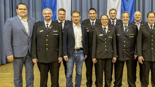 Ehrengäste und Geehrte bei der Jahreshauptversammlung der Jugendfeuerwehr Neckar-Odenwald-Kreis in der Sport- und Festhalle in Haßmersheim.