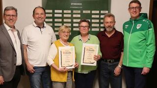 Strahlend: Das Bild zeigt die neuen Ehrenmitglieder Anita Albrecht und Sigrid Nies zusammen mit dem TSV-Vorsitzenden Christof Geiger, Bürgermeister Ralph Matousek, Ortsvorsteher Sven Baumann sowie Klaus Zimmermann.