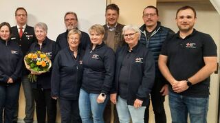 Die geehrten aktiven Mitglieder und das neue Ehrenmitglied Rita Sieber (Vierte von links) mit Bürgermeister Stefan Grimm und den Repräsentanten des DRK-Kreisverbandes Buchen.