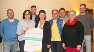Der Gewerbeverein Niederstetten hat wieder einen kompletten Vorstand: Tobias Dod (links) schultert den Posten des Vorsitzenden. Bürgermeisterin Heike Naber gratulierte dem neuen Team und sicherte gute Zusammenarbeit zu.