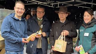 Dr. Björn-Christian Kleih (von links), Minister Peter Hauk, Bürgermeister Roland Burger und Organisatorin Michaela Kahl probierten die angebotenen Produkte.
