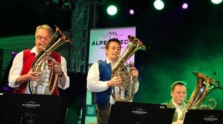 Bei dem Konzert in der Ladehalle der Distelhäuser Brauerei gab es auch das ein oder andere Solo der Musiker von „Alpenblech“ zu hören.
