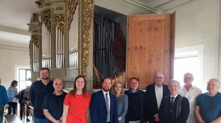 Groß war die Freude über die gelungene Orgel-Instandsetzung (von links) Orgelbauer Göckel junior, Bezirkskantor Hyun Soo Park, Bürgermeisterin Heidrun Beck, Pfarrer Philipp Hocher, MdB Nina Warken, Professor Dr. Michael Kaufmann, Orgelbaumeister Karl Göckel, Dekan Rüdiger Krauth, Kirchengemeinderat Kurt Dötter und Stadtarchivar Dr. Dieter Thoma.