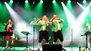 Der Aalbachtal Express sorgte mit fetzigen Rhythmen für gute Stimmung bei der 18. Distelhäuser Clubparty in der Ladehalle der Brauerei.