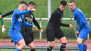 Eine unerwartet deutliche Heimniederlage kassierte der TSV Tauberbischofsheim um Spielertrainer Tim Schlachter (Zweiter von rechts) gegen Osterburken.