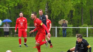 Keine Chance ließ Schwabhausen/Windischbuch (in Rot Kapitän Tobias Hirt) dem TSV Gerchsheim im Kreisliga-Kellerduell.