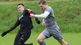 Spvgg-Torjäger Marcel Gotthardt (rechts) „stellte“ gegen Creglingen einmal zu – und zwar zum zwischenzeitlichen 2:1. Am Ende gewann Apfelbach/H. 3:1.