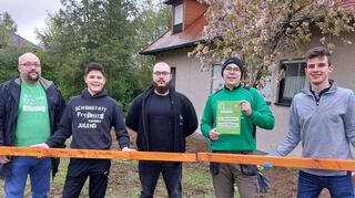 Tatsächlich hatte das kühle Wetter dafür gesorgt, dass in Waldstetten (Bild links) die Latten für die neuen Bänke noch nicht getrocknet waren, sie sind aber fertig und wurden mit den eingravierten Namen der Akteure der Schönstatt-Mannesjugend stolz gezeigt. In Osterburken ließ es sich Bürgermeister Jürgen Galm (Bild rechts) nicht nehmen, begeistert von der Aktion zu schwärmen, hatte er doch von seinem Rathaus aus immer einen Blick auf die KJG’ler, die den Marktplatz hervorragend gestaltet haben.