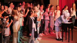 Souverän stellten die Schülerinnen und Schüler des Martin-Schleyer-Gymnasiums mit der Unterstützung verschiedener Ensembles und außerschulischer Partner das Beethoven-Musical „Freude, Töne, Götterfunken“ dar.