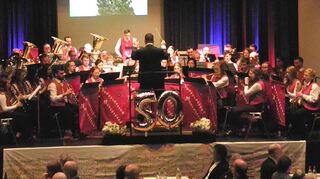 Oliver Hummel hat nicht nur das Orchester, sondern auch das Publikum fest im Griff – und das bei stets bester Laune.