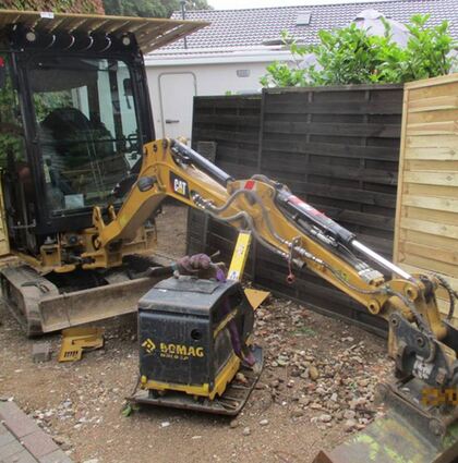 Ein Minibagger samt Rüttelplatte steht auf einer Privatbaustelle. Beim Versuch, einen solchen Bagger zu kaufen, wurde ein 26-Jähriger um 36 000 Euro betrogen. Der Täter aus Creglingen wurde nun verurteilt.