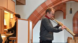Saxofonist Thomas Roth sowie Organist und Komponist Andreas Hantke bei ihrem gemeinsamen Konzert in der Wertheimer Stiftskirche.