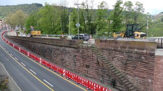 Die Stützmauer an der L 2310 auf Höhe der Alten Mainbrücke von Wertheim nach Kreuzwertheim wird in den kommenden Monaten umfassend saniert.
