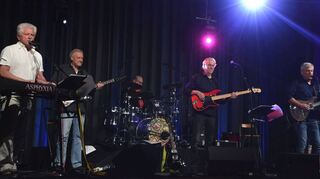 Miroslav Nemec (links) und seine Band Asphyxia rockten die Creglinger Mehrzweckhalle vor rund 450 Zuschauern.