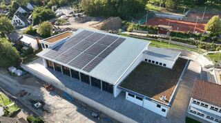 Nicht nur auf Dächern – wie hier auf der Eckenberghalle – werden Photovoltaikanlagen in Adelsheim bald Strom erzeugen. Derzeit befinden sich mehrere Projekte für Freiflächen-PV-Anlagen in der Planung.
