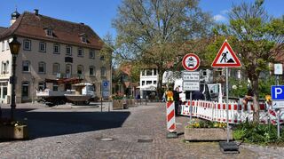 Die Beschilderung am Deutschordenplatz wurde geändert. Montag bis Freitag, von 8 bis 18 Uhr, darf hier nun wieder übergangsweise durchgefahren.