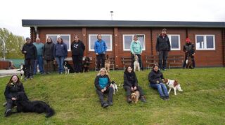 Die Teilnehmenden der Team-Test-Prüfung mit ihren Hunden.