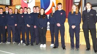Die Traditionsnadel der Jugendfeuerwehr wurde an zahlreiche Mitglieder vergeben, hier im Bild mit Kommandant Karl-Heinz Barth (Fünfter von links), Jugendleiterin Sophia Lotter (rechts) und dem Ehrungskomitee.