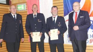 Der neue Ehrenkommandant Peter Radtke (Zweiter von links), das neue Ehrenmitglied Norbert Brunner (Zweiter von rechts) mit Kommandant Karl-Heinz Barth (links) und Oberbürgermeister Udo Glatthaar (rechts).