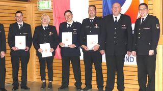 Die für Verdienste ausgezeichneten Kinder- und Jugendgruppenleiter und -leiterin Lars Rupp, Sandra Burkert, Dirk Waldmann, Jochen Leuchs (Dritter bis Sechster von links). Mit auf dem Bild der Regionalvertreter der Jugendfeuerwehr Heilbronn-Franken Jochen Herrschlein (links), Jugendwartin Sophia Lotter (Zweite von links), Kommandant Karl-Heinz Barth (Zweiter von rechts) und Verbandsvorsitzender Sebastian Quenzer (rechts).