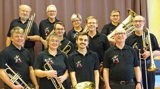 Der evangelische Posaunenchor Weikersheim im Jubiläumsjahr: (oben von links) Uli Dieter, Traugott Simon, Birgit Simon, Cedric Tripps, (Mitte von links) Felix Tripps, Friedemann Weller, Hermann Mann, (unten von links) Werner Tripps, Sabine Tripps, Marvin Tripps, Peter Otterbach.