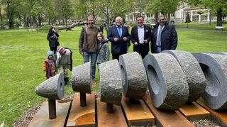 Bei der Eröffnung der Ausstellung „Schwer.Punkt.Stein“ im Kurpark: (von links) Steinbildhauer Christoph Jakob, Oberbürgermeister Udo Glatthaar, Verwaltungsratsvorsitzender Prof. Dr. Wolfgang Reinhart und Kurdirektor Sven Dell.