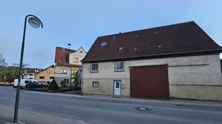 Für den Neubau des Rathauses müssen der Jugendclub und die Scheune weichen. Dadurch entsteht ein neuer Platzcharakter.