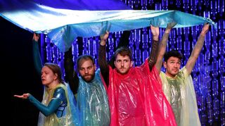 Das Theater Marabu Bonn hat mit dem Stück "Splash!" im Pfalzbau Ludwigshafen Spaß mit Wasser. Auch die Kannpheit des Elements wurde dabei thematisiert. Beim jungen Publikum kam das gut an