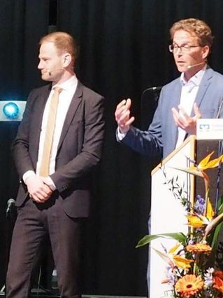 Beim AnlegerForum sorgte der Chor Royal (rechts) für die musikalische Unterhaltung. Jörg Schneider, Portfoliomanager bei der Union Investment, beleuchtete die wachsende Relevanz der KI in verschiedenen Sektoren.