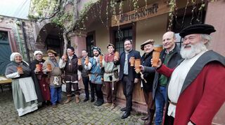 Die Mitglieder des Organisationsteams sowie Kurt Walz, Christoph Ebert und Thomas Landwehr von der Distelhäuser Brauerei, der als Mainzer Amtmann gewandete Bürgermeister Thomas Schreglmann und Marktmeister Thomas Hilpert waren neben vielen Helfern die ersten, die das eigens für die „Burgkurzweyl zu Cullesheym“ gebraute Bier kosten durften.