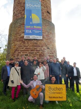 Die Gitarristen Jan Pascal (vorne links) und Alexander Kilian mit Partnern und Unterstützern ihres Konzerts.