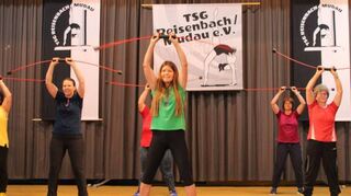 Die Flexibar-Gruppe von Anette von Wedel demonstrierte, wie elegant diese ebenso anstrengend wie elegant aussehende Sportart sich präsentieren kann, auch wenn musikalisch „die Luft angehalten wurde“.
