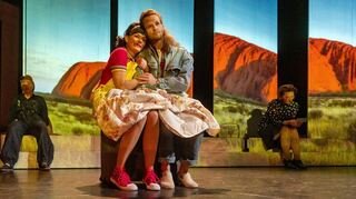 Sie spielfreudigen, ausdrucksstarken Schauspieler, die Kulissen und Kostüme der Badischen Landesbühne machten deren Aufführung des Familien-Dramas „Das Ende des Regens“ in Wertheim zu einem Gesamtkunstwerk.