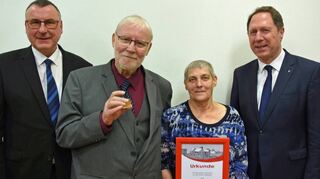 Helmut Wörrlein (Zweiter von links) wurde mit der Bürgermedaille in Gold der Stadt Creglingen ausgezeichnet. Im Bild außerdem seine Frau Isolde sowie Creglingens Bürgermeister Uwe Hehn (links) und dessen Amtsvorgänger Hartmut Holzwarth.