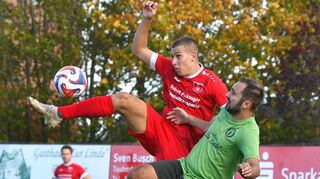 Wenn der TSV Gerchsheim (hier im roten Trikot) in der Kreisliga bleiben will, dann muss er sich noch gewaltig strecken. Ein Sieg gegen den SV Pülfringen (hier in Grün) wäre zumindest einmal ein erster Schritt.