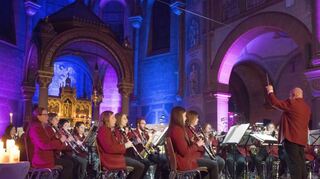 Eine besondere Atmosphäre beim Benefizkonzert in der Kirche St. Bonifatius Tauberbischofsheim erzeugen die Lichteffekte.